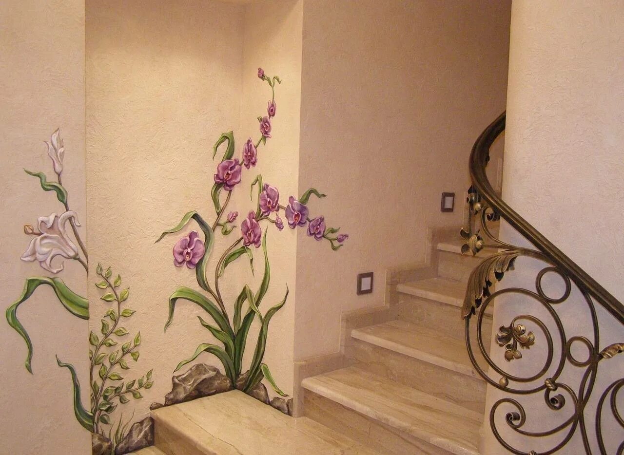 Барельеф в коридоре. Декоративная штукатурка и барельеф на стене. Объемная штукатурка. Отделка стен рисунком. Отделка роспись стен.