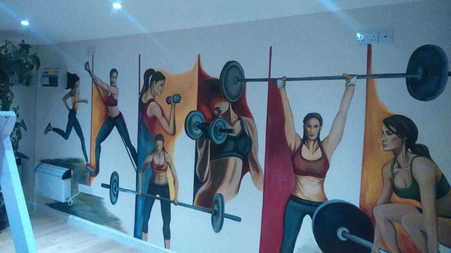 Роспись стен в тренажерном зале. Стены в спортзале. Тренажерный зал. Стена в спортзале. Роспись стен спортивный зал.