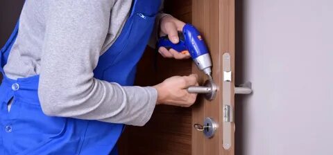 lock repairer repairing safe lockdoor