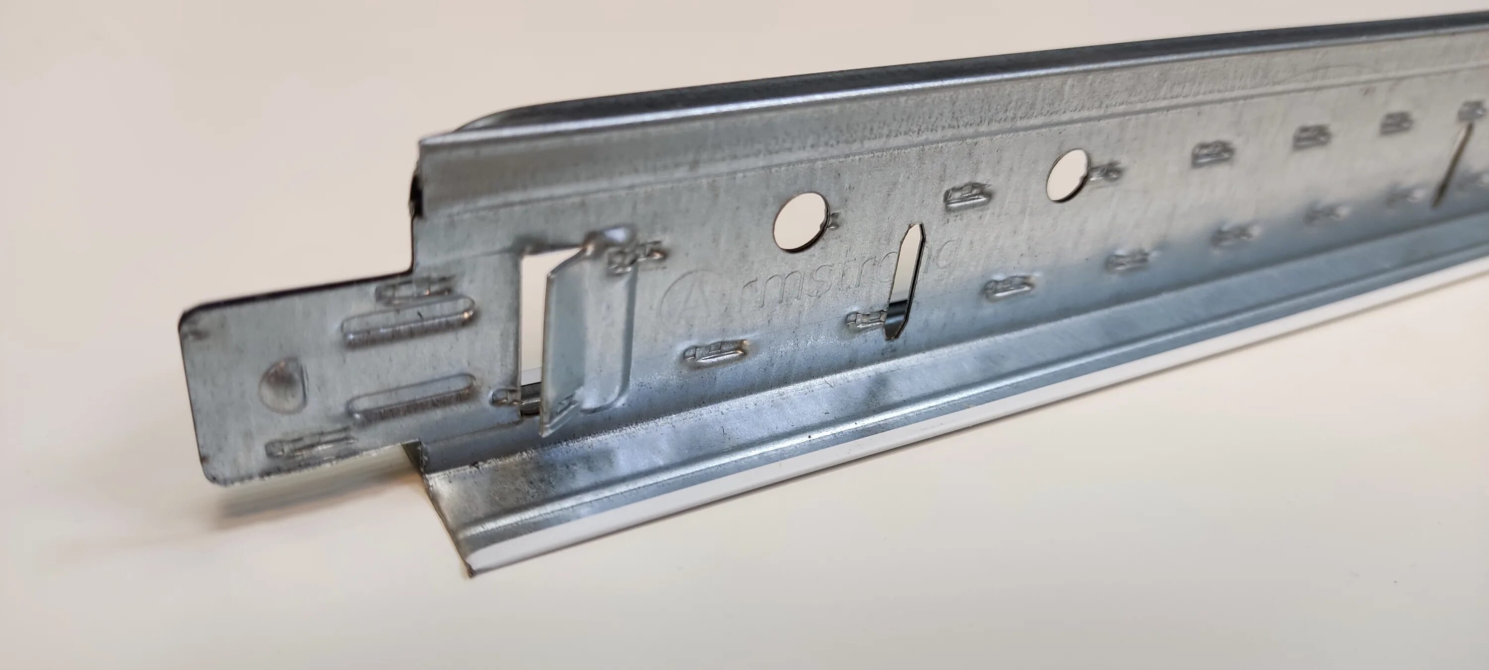 24 zn. 210-114 стальная несущая рейка. система подвесная retail 24 zn рейка несущая 1200(упак 72пог.м/60шт). гребенка несущая для реечного потолка. поперечная рейка armstrong prelude 24 600 мм.