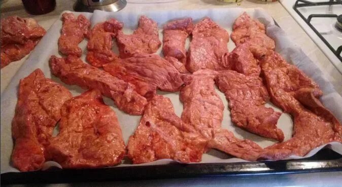 Сушеные легкие для собак. Сушка для мяса для собак. Сушеное легкое для собак своими руками в духовке. Сушеное легкое для собак. Как сушить легкое для собак.