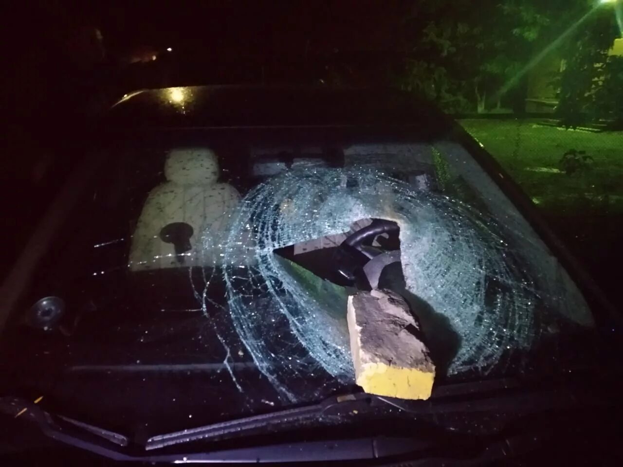 Разбитое окно машины. Разбили стекло машины кирпичом. Кирпич в стекло автомобиля.