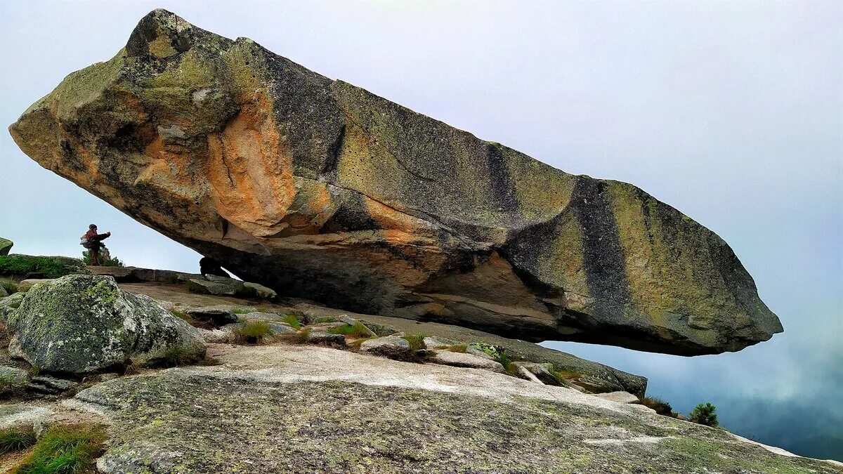 Камень красноярский край. Висячий камень Ергаки. Ергаки Красноярский край висячий камень. Красноярские столбы Ергаки. Скала висячий камень Уфа.