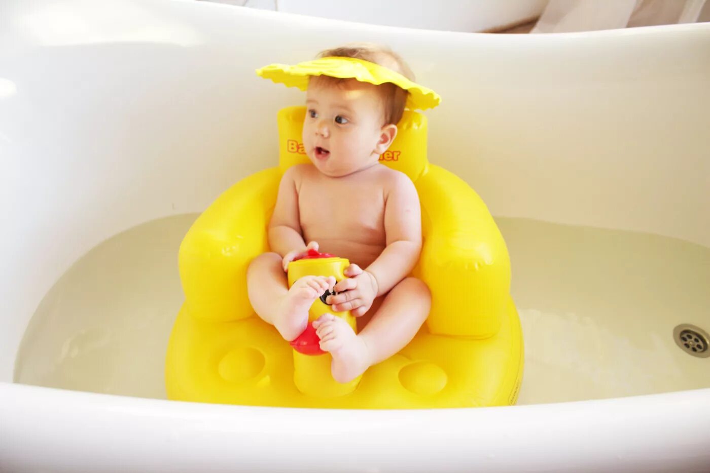 Baby swimmer кресло. Козырёк для купания. Козырёк для купания ребёнка детский. Детское кресло для купания в ванной. Какая вода комфортна для купания