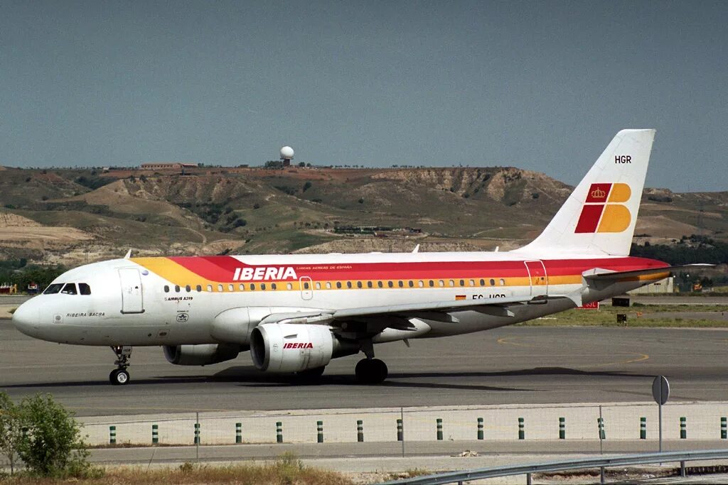 Испанские самолеты. Iberia 2019 батуми. Самолет в испанию. Самолет испанских авиалиний. Авиатранспорт испании.