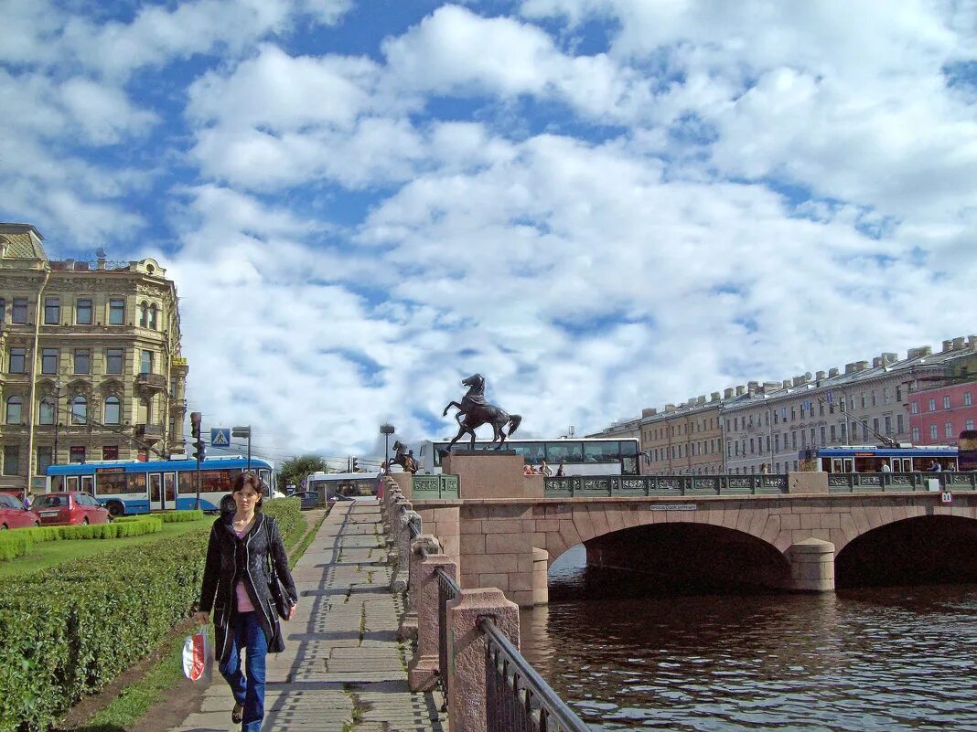 Аничков мост через какую реку. Петербург Аничков мост. Фонтанка Аничков мост. Аничкин мост в Питере. Петербург набережная Фонтанки Аничков мост.