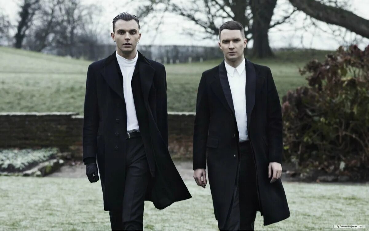 Hurts 2021. Hurts обложки. Hurts тео хатчкрафт. Тео хатчкрафт гиф. Группа hurts.