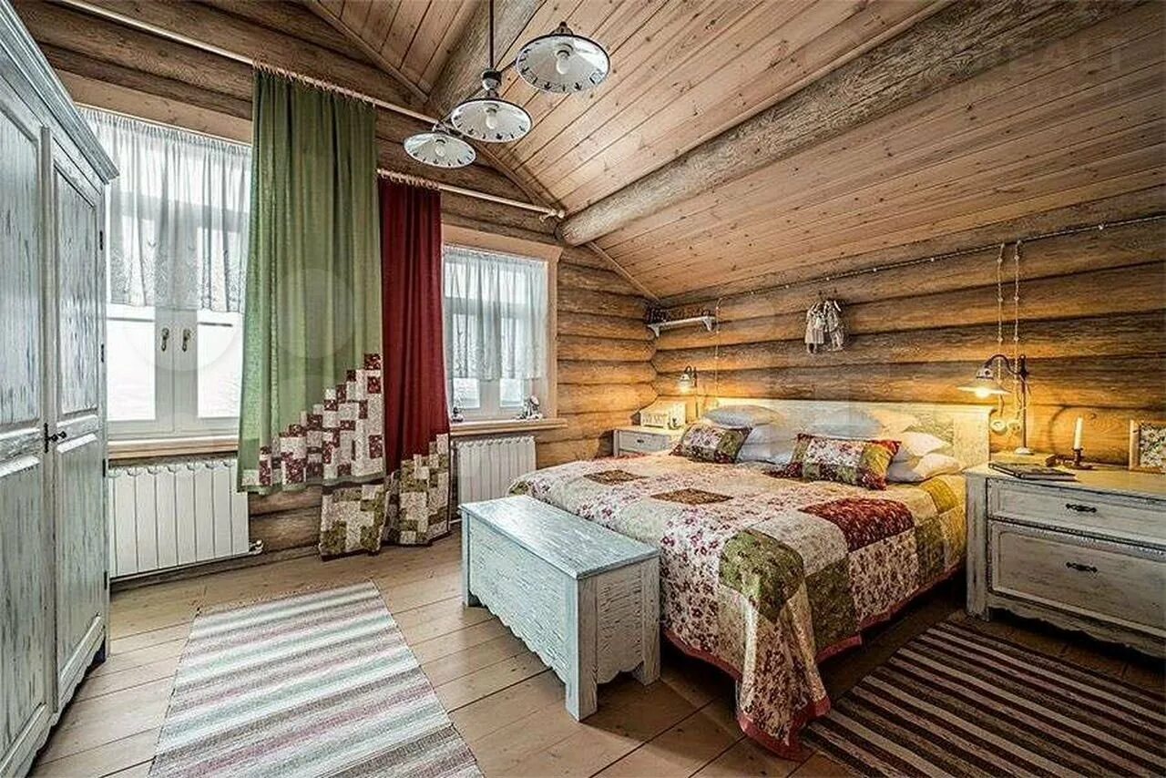 Дом из бревна в деревне. Спальня в доме из бревна. спальня в деревянном доме из бревна. дом из бревна в деревенском стиле. спальня в прованском стиле в деревянном доме.