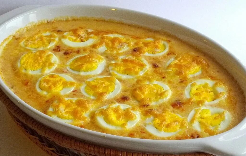 Запеченные яйца. Яйца запеченные под молочным соусом. Яйца запеченные в сметанном соусе. Яйца, запечённые в соусе. Яйца запеченные в Молочном соусе.