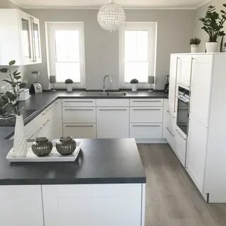Белая кухня какие стены