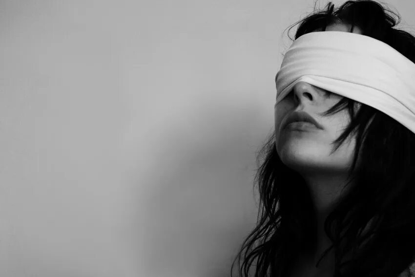Женщина с повязкой на глазах. Девушка с повязкой натглазах. Фотосессия с повязкой на глазах. Повязка на глаз. Почему террористам завязали глаза