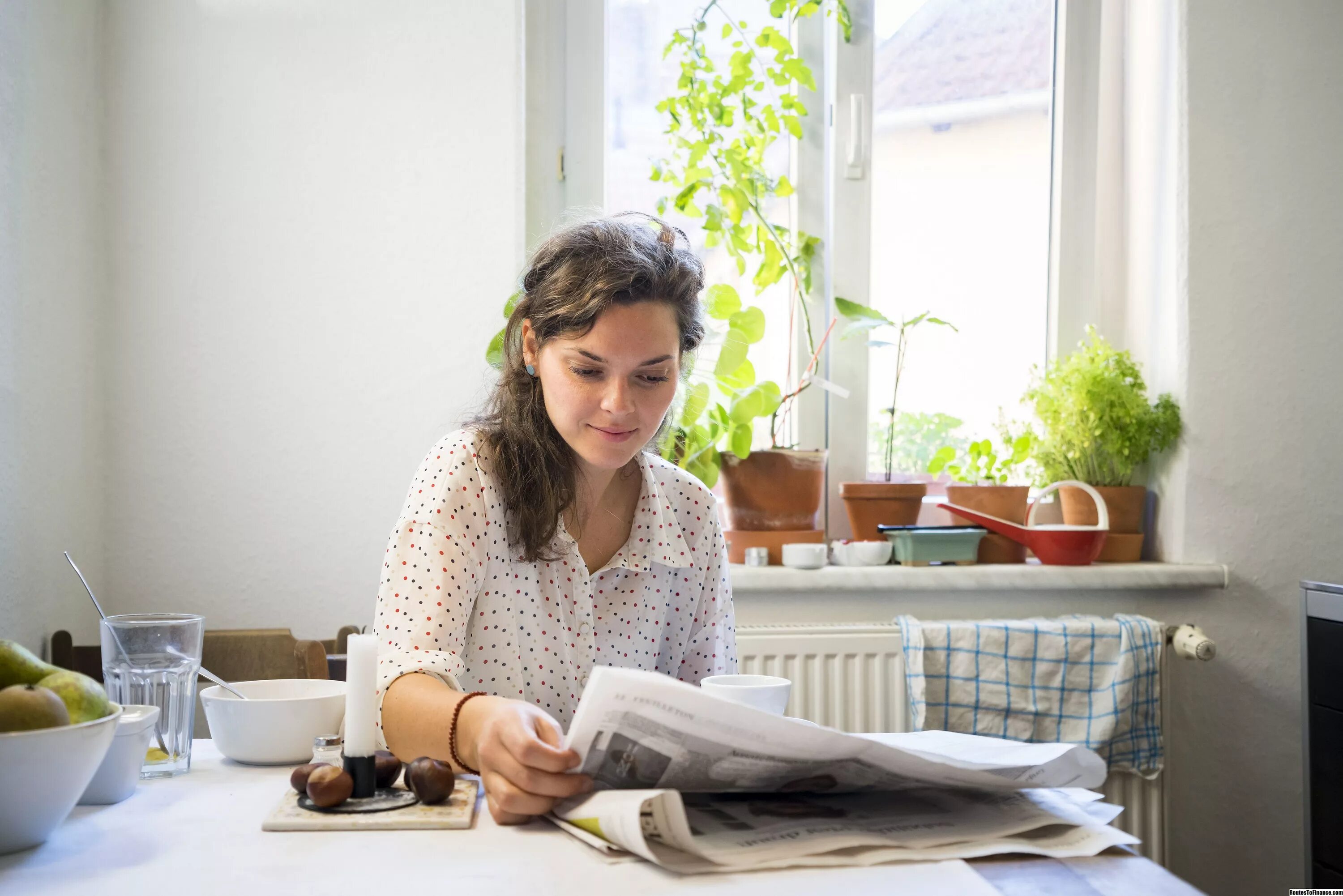 Ньюс читать. Reading newspaper. Read newspaper. Женщина с газетой. Woman reading a newspaper.