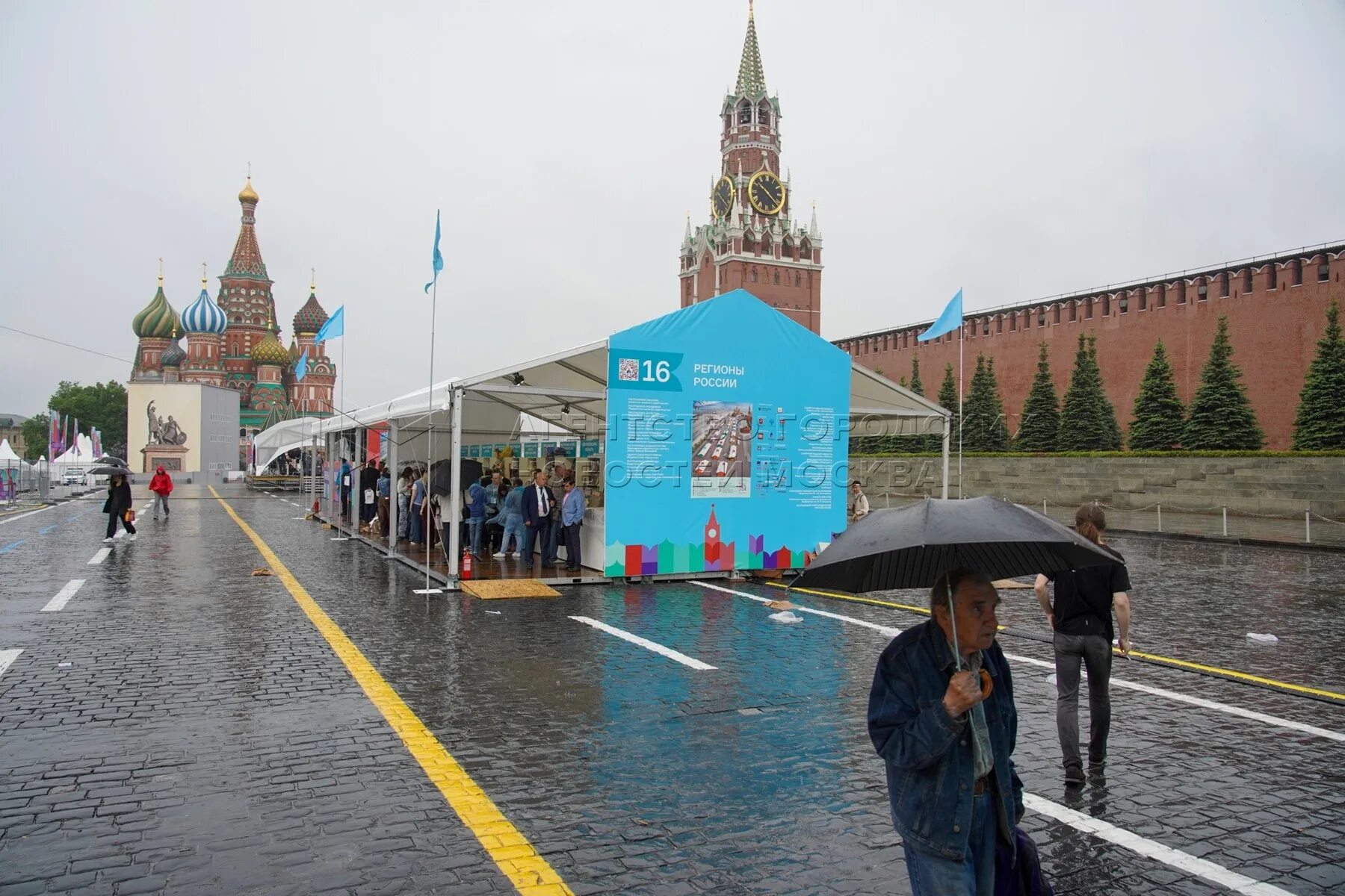 Охрана красной площади. Красная площадь 7. Фестиваль цветов в москве 2022 на красной площади. Велосипед на красной площади. 8 июля красная площадь.