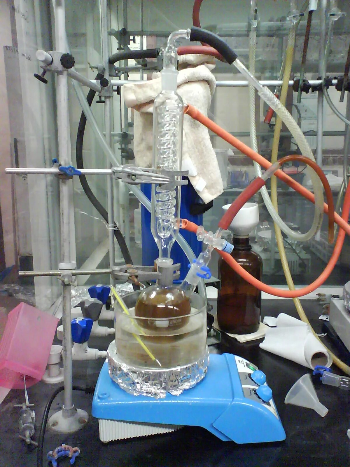Органический Синтез. Лаборатория органического синтеза. Химический Синтез. Трехгорлая колба с мешалкой и обратным холодильником.