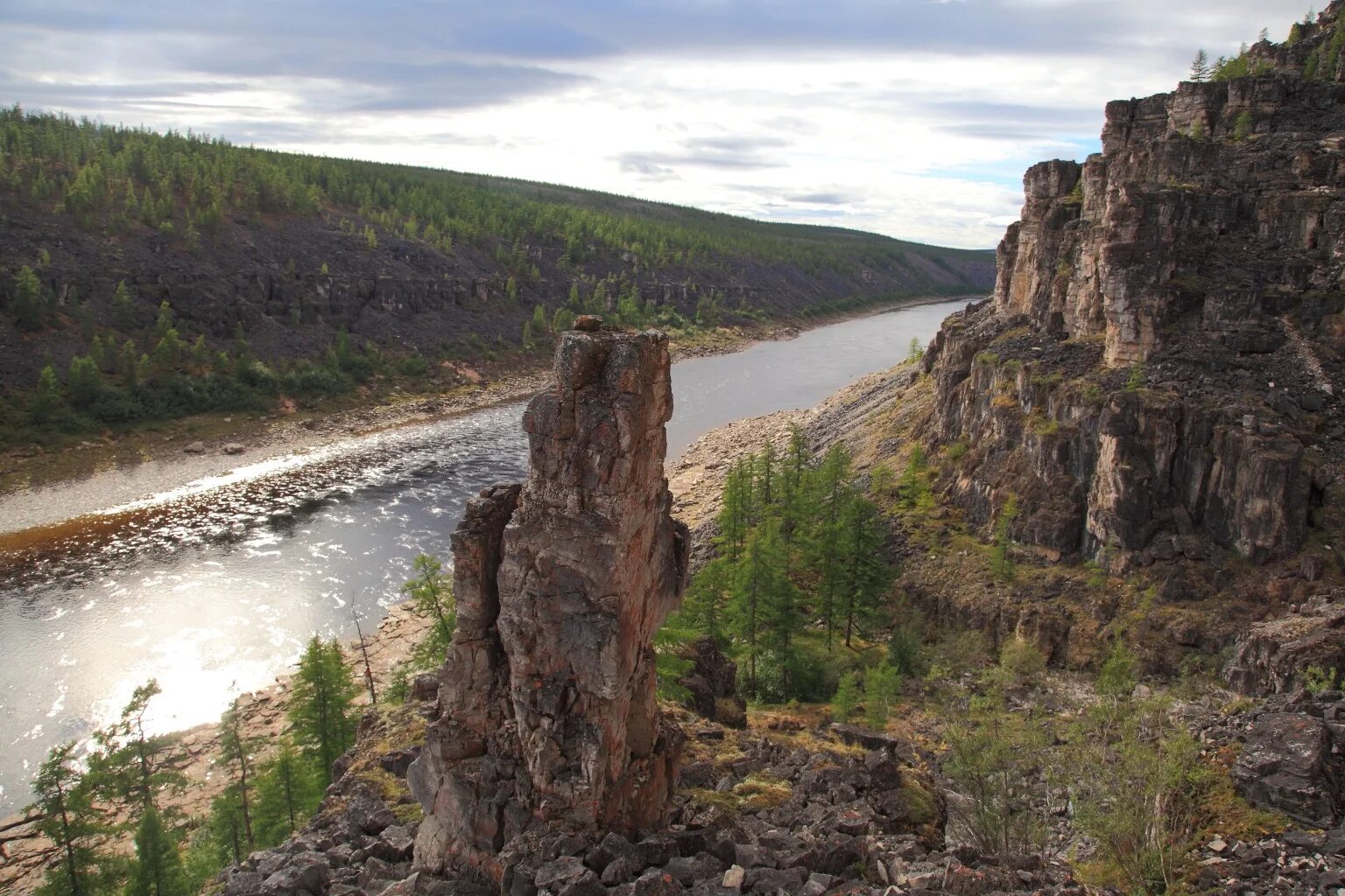 Ковид в красноярском. Сандакчес Красноярский край. Атамановы скалы Красноярский край. Река Анабар.