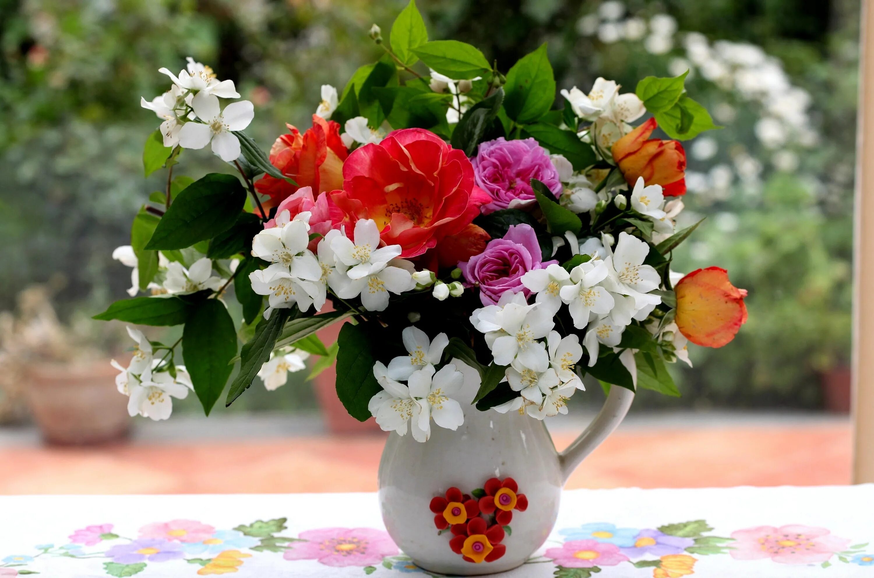 Картинка добрый цветок. Жасмин цветок букет. Цветы в вазе. Шикарные цветы. Красивый букет цветов в вазе.