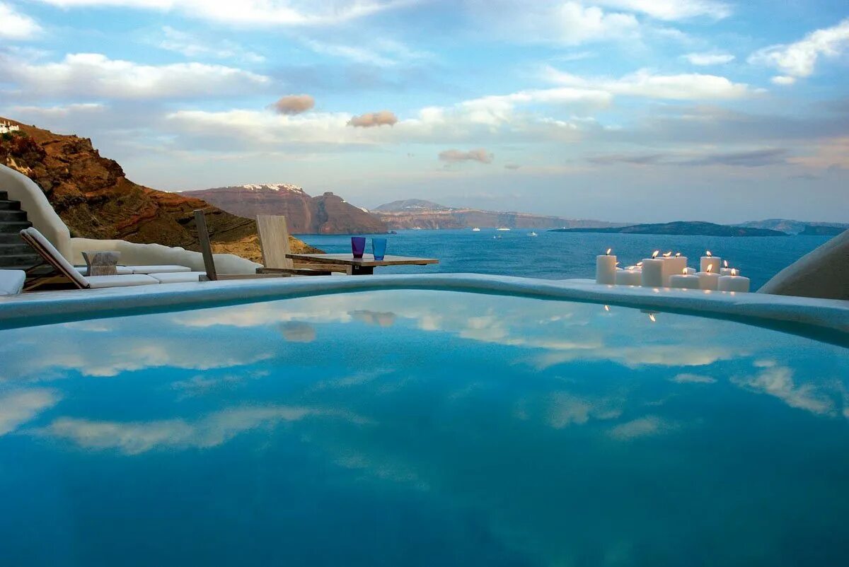 Санторини бассейн. Отель Dream Santorini Resort. Бассейн в скале Санторини Греция. Санторини виллы с бассейном.