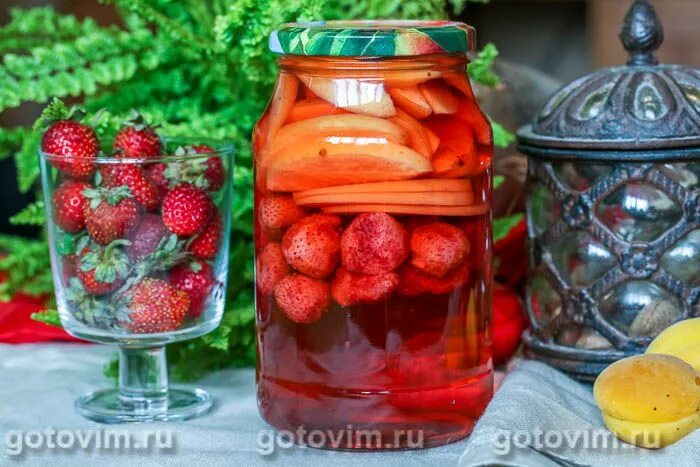 Клубничный компот на зиму в 3 х. Компот яблочный с клубникой. компот из яблок и клубники. компот с клубникой и мятой на зиму. компот клубника с бананом на зиму.