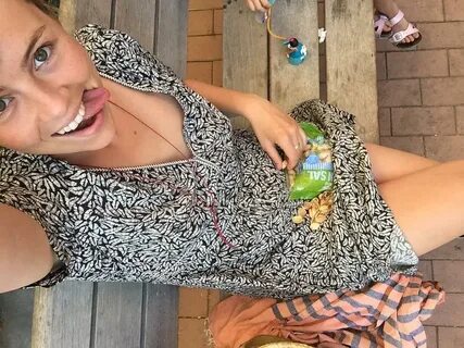 Артынан купальник киген қыздардың суреттері