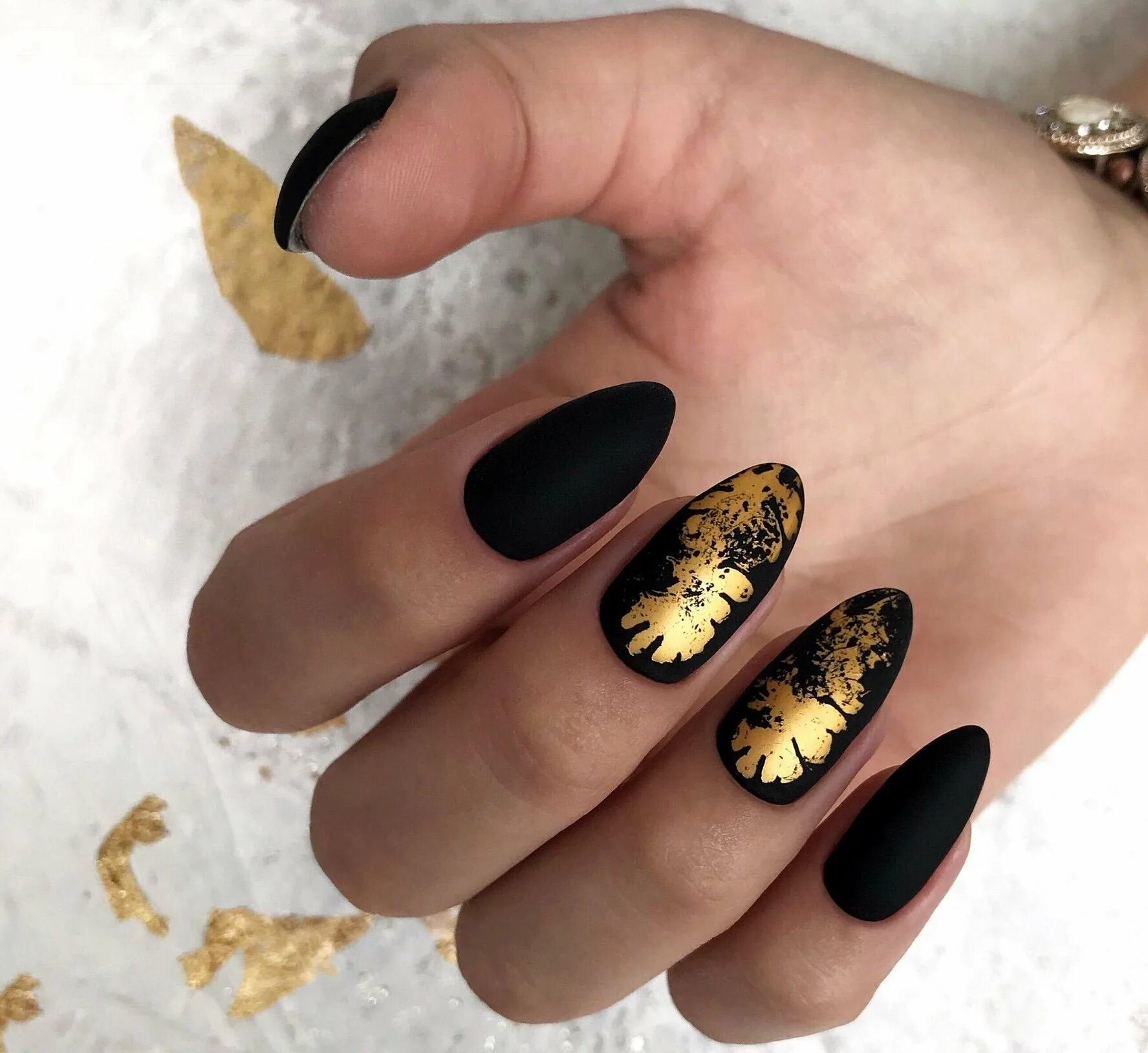 ногти чёрные с золотом. черно-золотой маникюр. чёрный маникюр с золотой фольгой. маникюр черный с золотой фольгой. маникюр черный с золотой фольгой.
