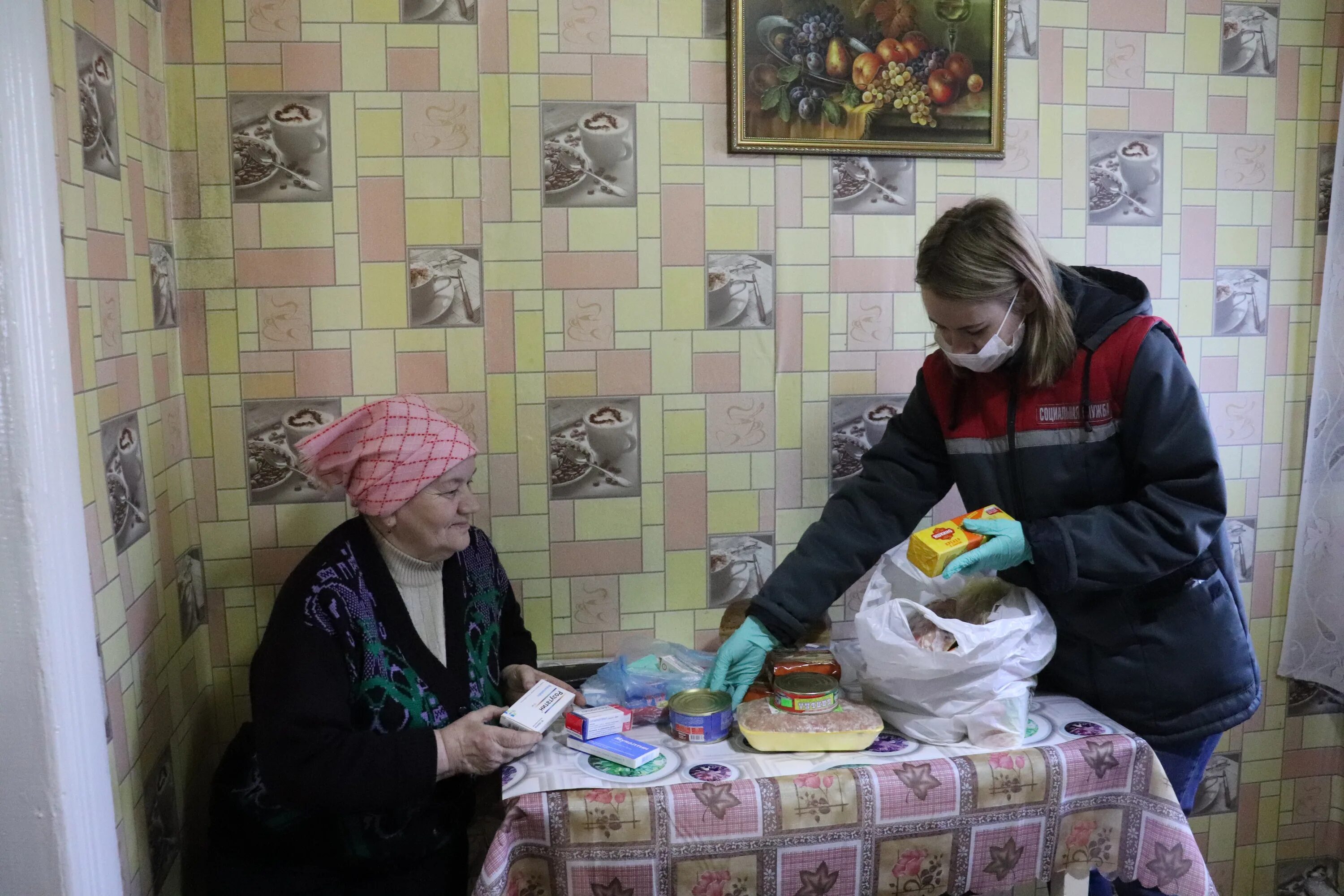 Социальная служба работает. Соц работник. социальная помощь пожилым людям. социальная работа. социальный работник для пожилых людей.