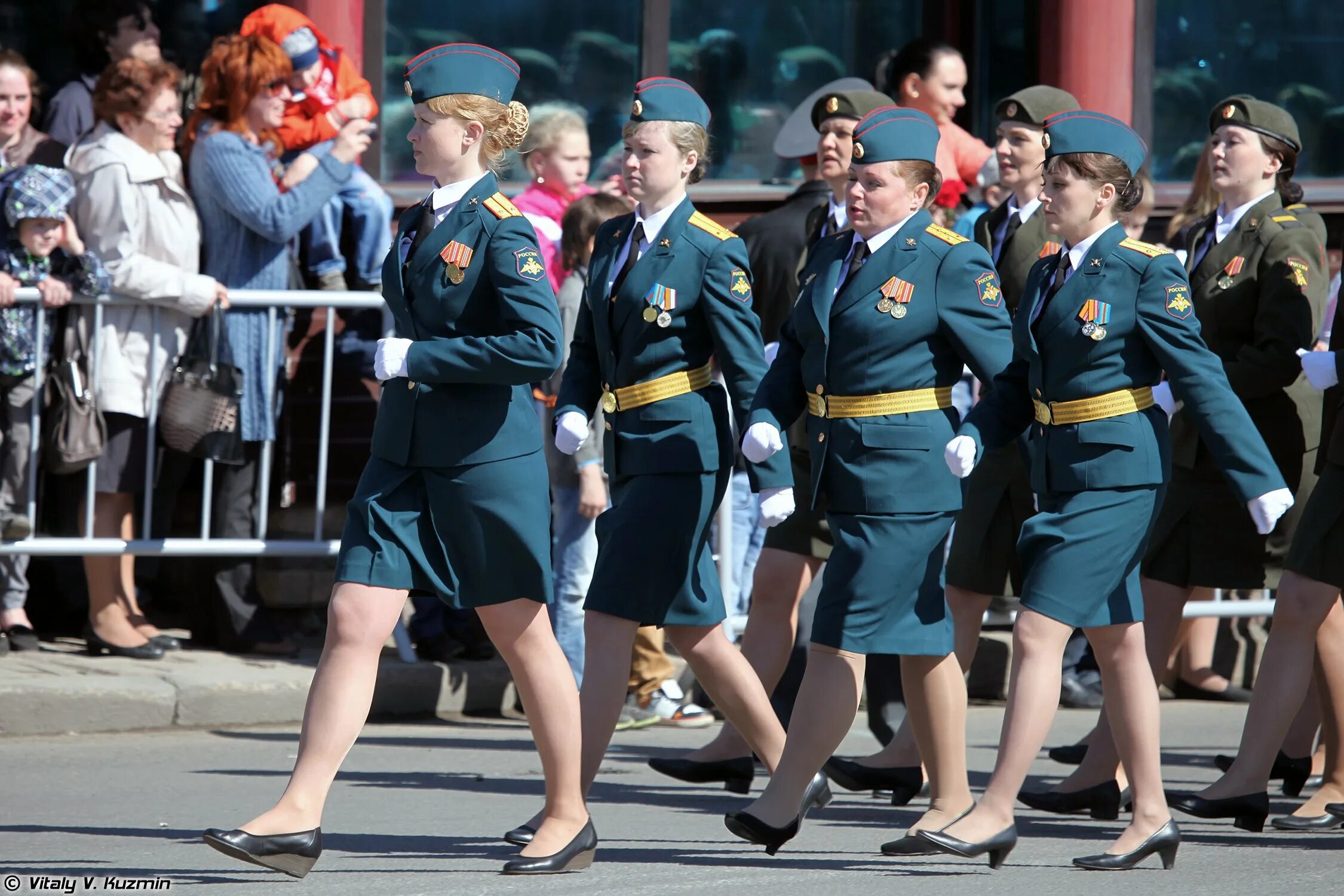 Женская парадная Военная форма. Женщины военные на параде. Женщины в парадной военной форме. Женщины военнослужащие на параде.