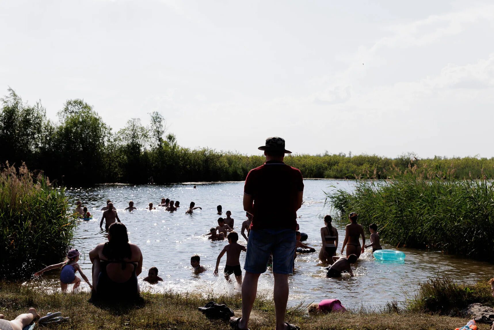 Купание в озере. Купаться в озере. Дети на озере.