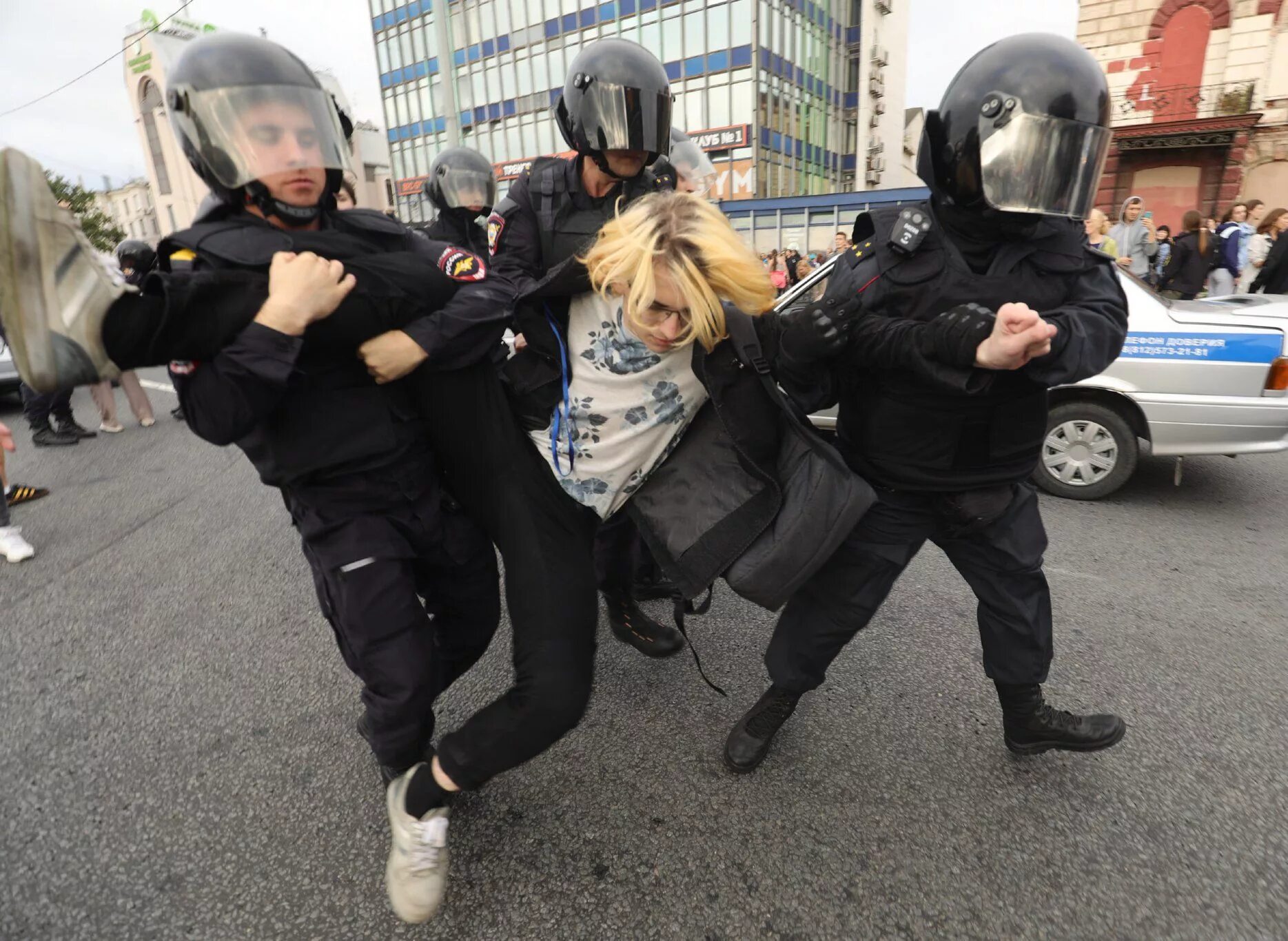 Митинг девушек. ОМОН дети. Дети полицейские на митингах.