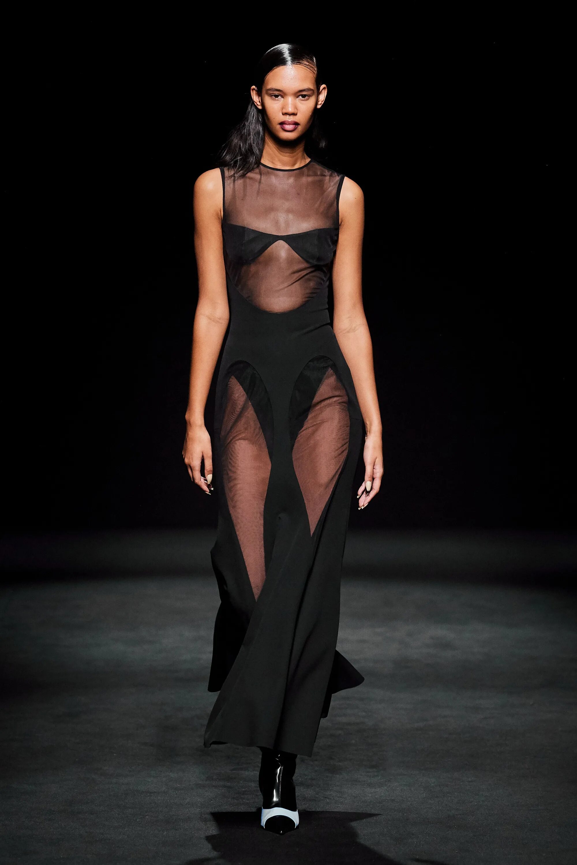 Жозефин скривер в платье. Прозрачное одежда черное. Белла хадид показ мюглер. Тьерри мюглер платья 2020. Стелла маккартни коллекции 2023.