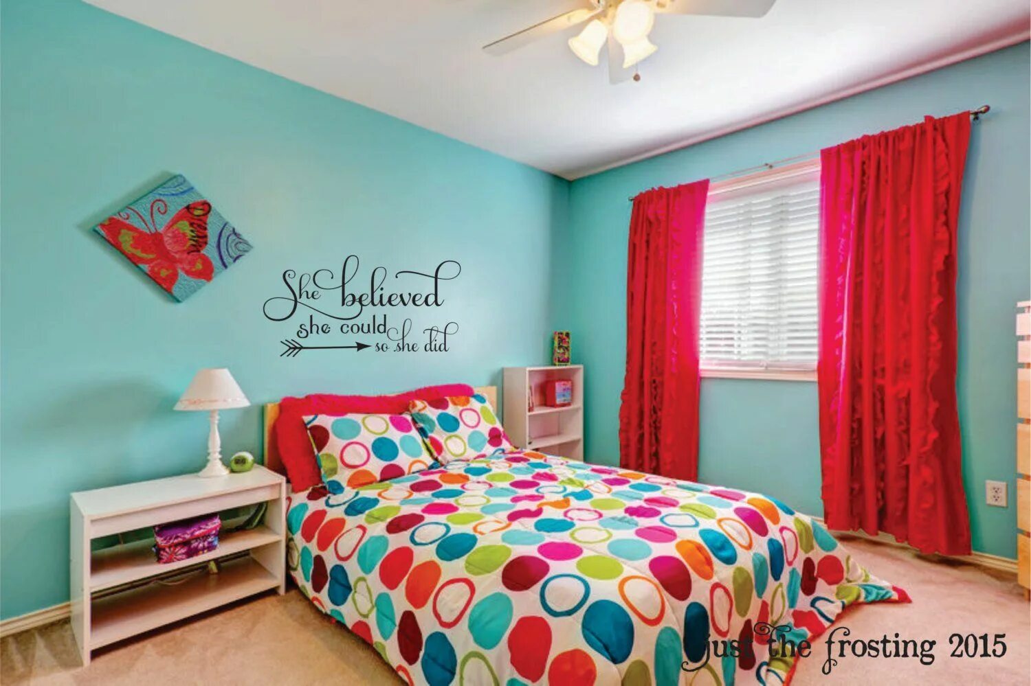 Современный яркий интерьер. Стиль поп-арт в интерьере. Интерьер в ярких тонах. Яркие стены в комнате. Яркие цвета в интерьере.