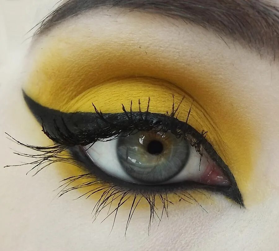 Желтый глаз 8. Макияж с желтыми тенями. Макияж глаз с желтыми тенями. Макияж в желтом цвете. Жёлтые стрелки макияж.