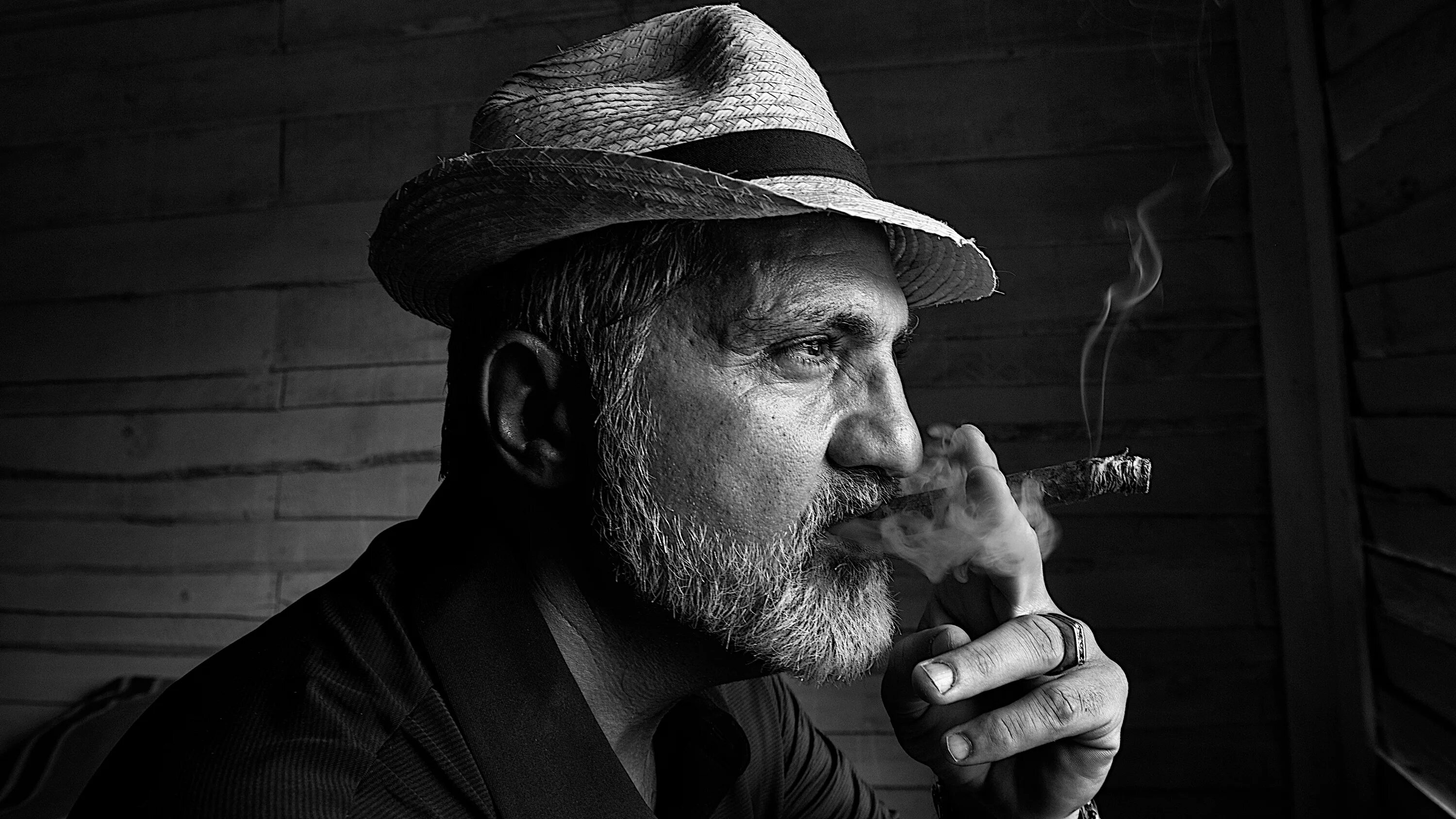 Старый белый мужчина. Мужчина с сигарой. Мужской портрет с сигаретой. Мужчина в шляпе с сигарой. Брутальный мужской портрет.