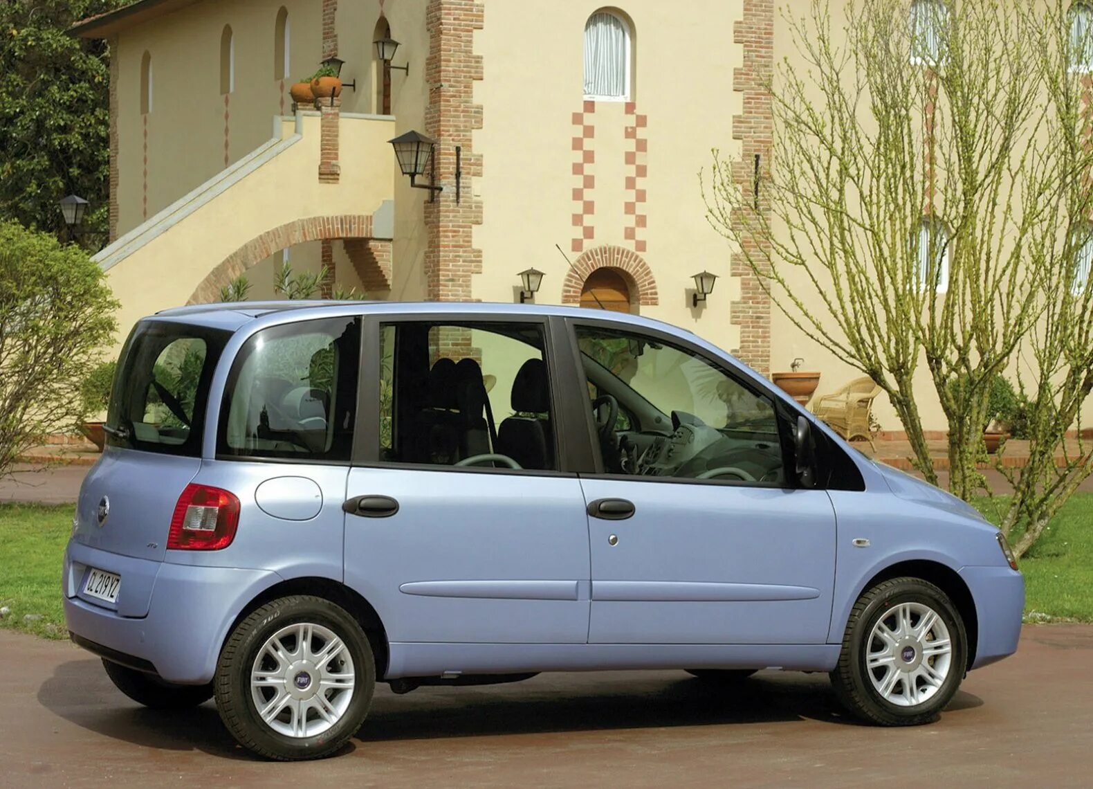 Fiat multipla. Фиат мультипла 2004 года. fiat multipla 2010 год. fiat multipla 2004 салон. fiat multipla 2010 салон.