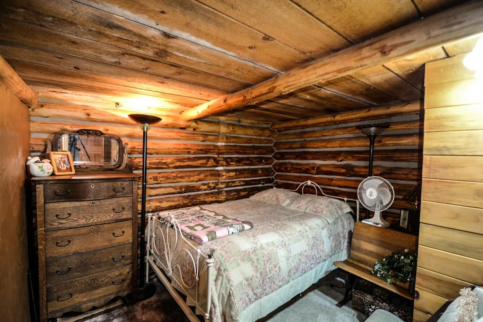 Деревенская комната. Старинная спальня в деревенском доме. Комната в Старом деревенском доме. Старая кровать в деревенском доме. Старинная деревенская комната.