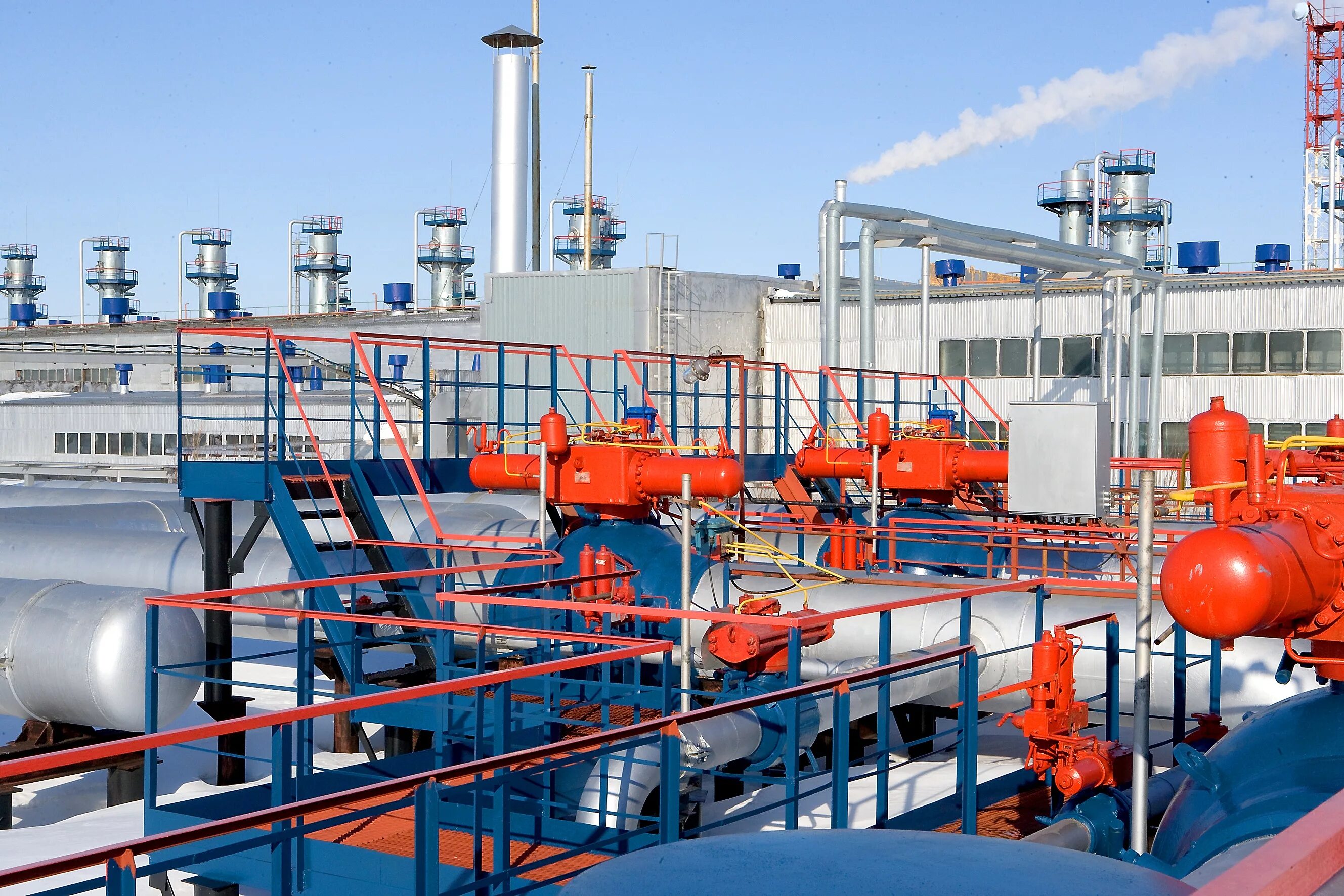 Уренгойское месторождение нефти. Завод криогенмаш. Оборудования для очистки промышленных газов. Сингапур нефтеперерабатывающий завод. Газов компании по производству.