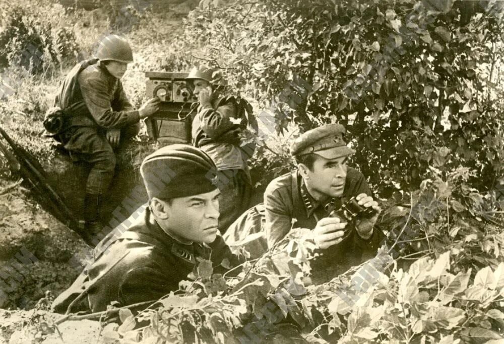 Ф. Командир и товарищи отговаривали связиста решившего. Радиостанции ркка 1941. Командир и товарищи отговаривали связиста решившего. Наушники радиста ркка 2 мировой.
