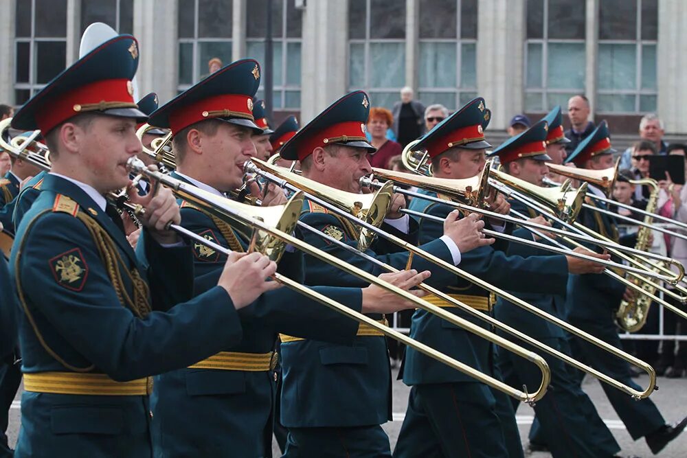 Духовой оркестр конкурс. Новосибирский Геликон духовой оркестр. Военный духовой оркестр инструменты. Оркестр духовых инструментов. Фанфара духовой музыкальный инструмент.