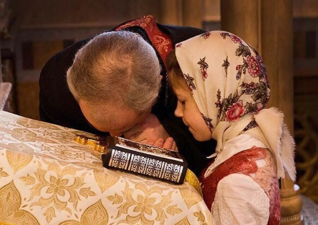 Причащение и исповедь в церкви. Епитрахиль исповедь. православие.таинство исповеди. исповедь в храме. ребенок на исповеди.