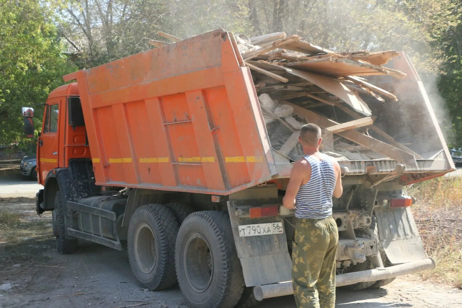 самосвал вывоз. вывоз грунта с погрузкой. мусоровоз шахман. камаз 20 м3 самосвал. строительный самосвал.