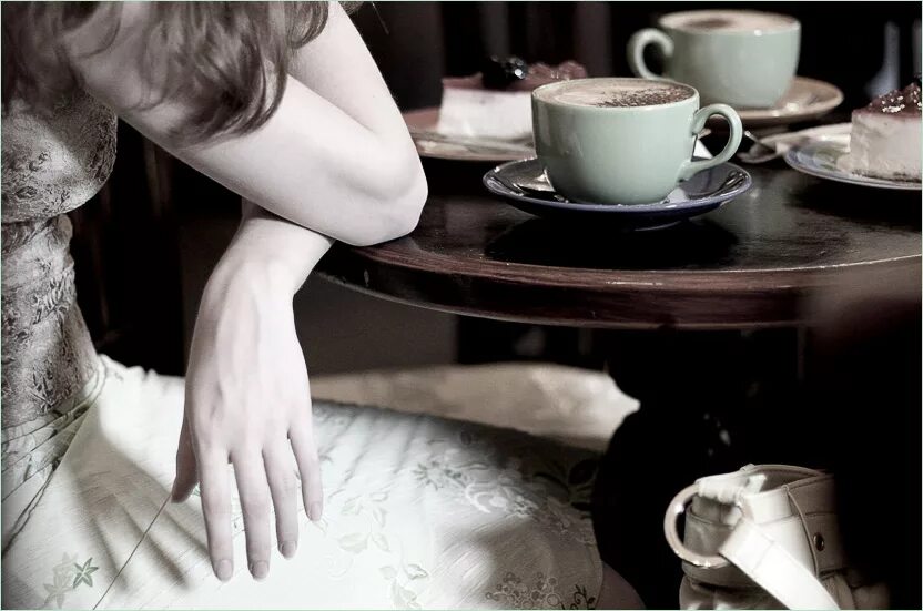 С утра русское с разговорами. Девушка пьет кофе. Остывший кофе. Беседа за чашкой кофе. Женщина с чашкой кофе.