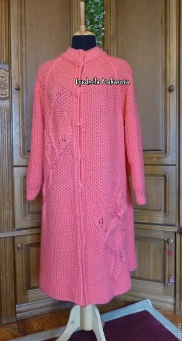 Пальто реглан для девочки 4 года спицами схема. Кардиган регланом сверху. Пальто регланом спицами. Пальто реглан. Пальто связанное спицами.