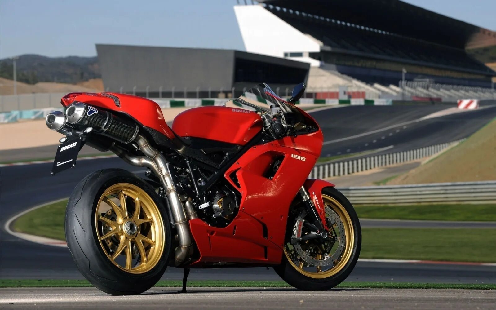 Новый автомобиль байк. Ducati Superbike 1098. Мотоцикл Дукати красный. Ducati 1098 красный. Мотоцикл Ducati 1098.