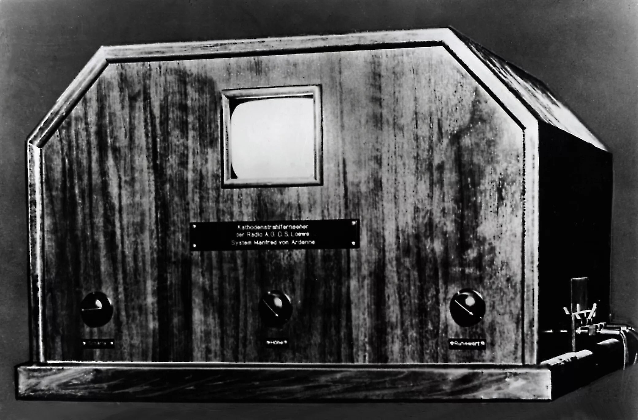 Когда был 1 телевизор. Телевизор 1907. Первый телевизор Loewe. Телевизор СССР 1931. Первый телевизионный приемник 1907.