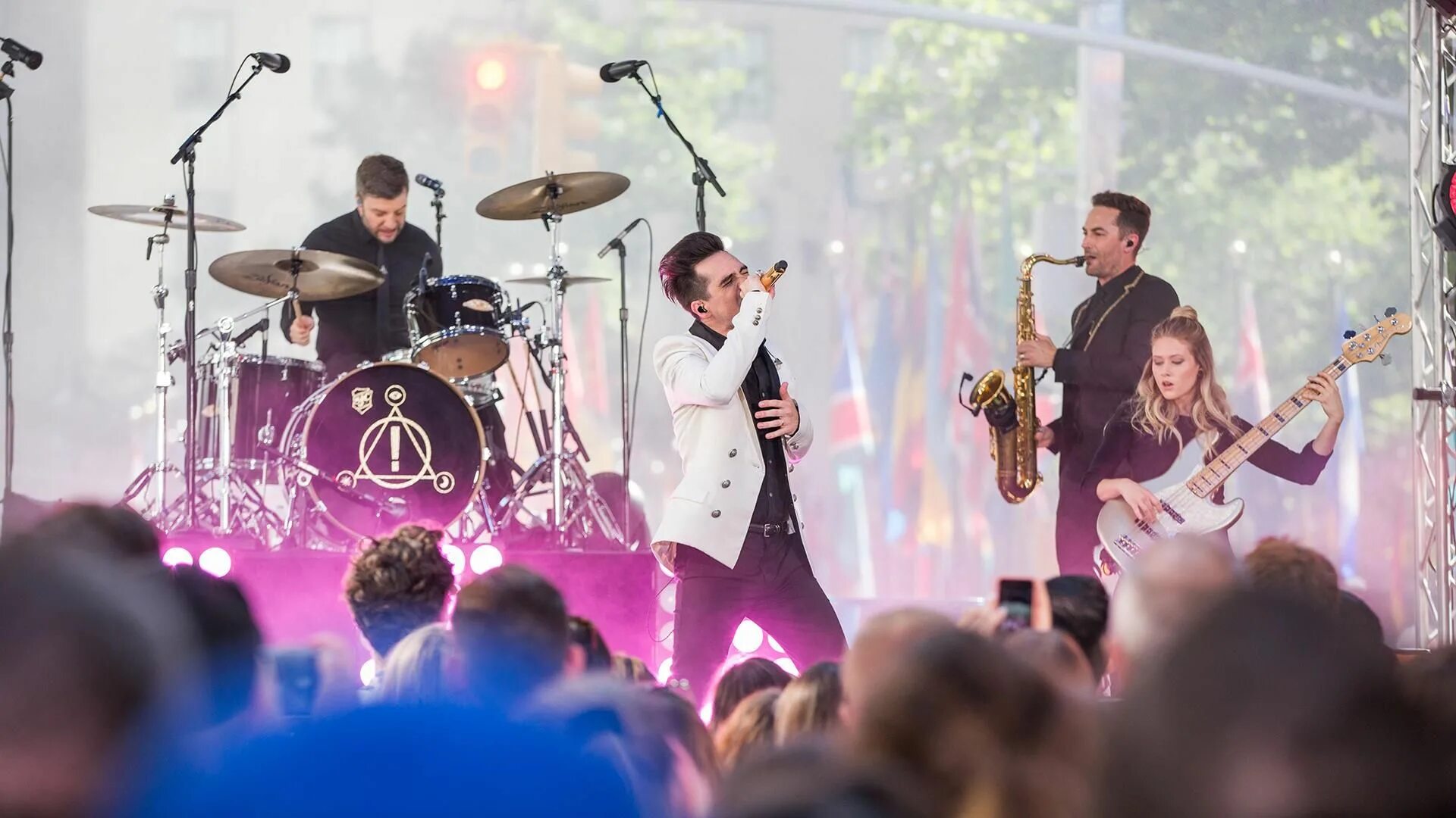 Зе паник. Паник эт зе диско. Группа Panic! At the Disco. Panic at the Disco Live. Panic at the Disco 2005.