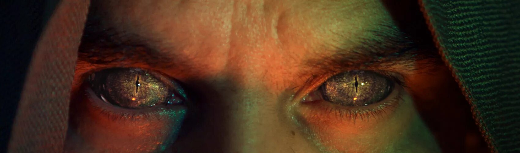 Змеиные глаза у человека. Линзы змеиные глаза желтые. Линзы с кошачьими зрачками. Линзы змеиные глаза. Змеиные глаза у человека.