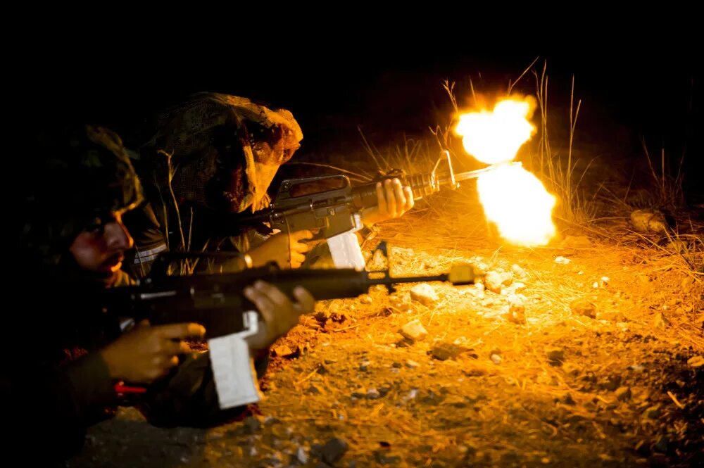 Ночные стрельбы трассерами. Ночной бой. Ночные стрельбы. Стрельба ночью. Стрельба ночью.