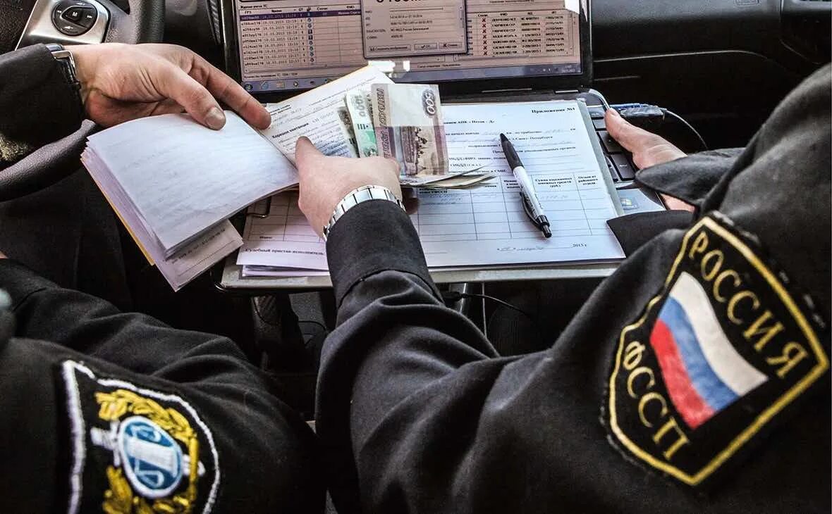Социальные выплаты приставы. Приставы списали. взыскание задолженности по налогам. взыскание долгов приставы. судебные приставы списали деньги.