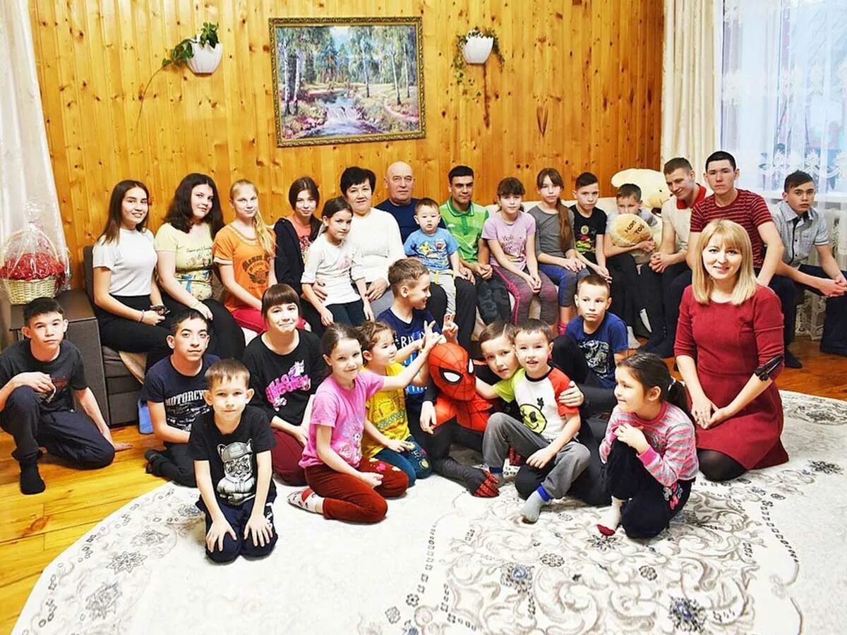 Многодетные усыновляют детей. Многодетная семья. многодетные приемные семьи. самая многодетная семья. многодетная приемная семья.