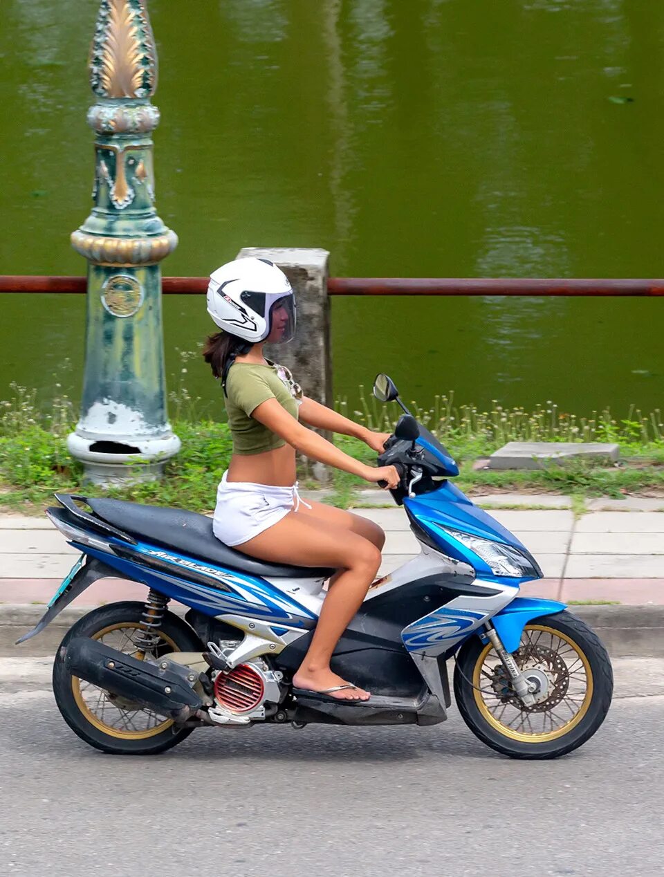 Какой мопед взять. Мопед в Таиланде. Скутеры в Тае. Мопед для 14 лет. Скутер в Тайланде.