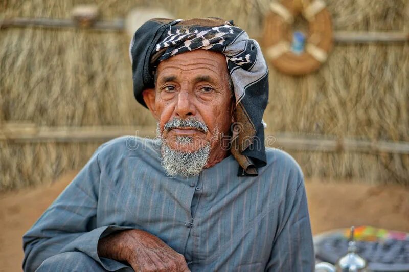 Дедушка араб. Старый араб. Арабский старик. Пожилой араб. Пожилой араб в профиль.